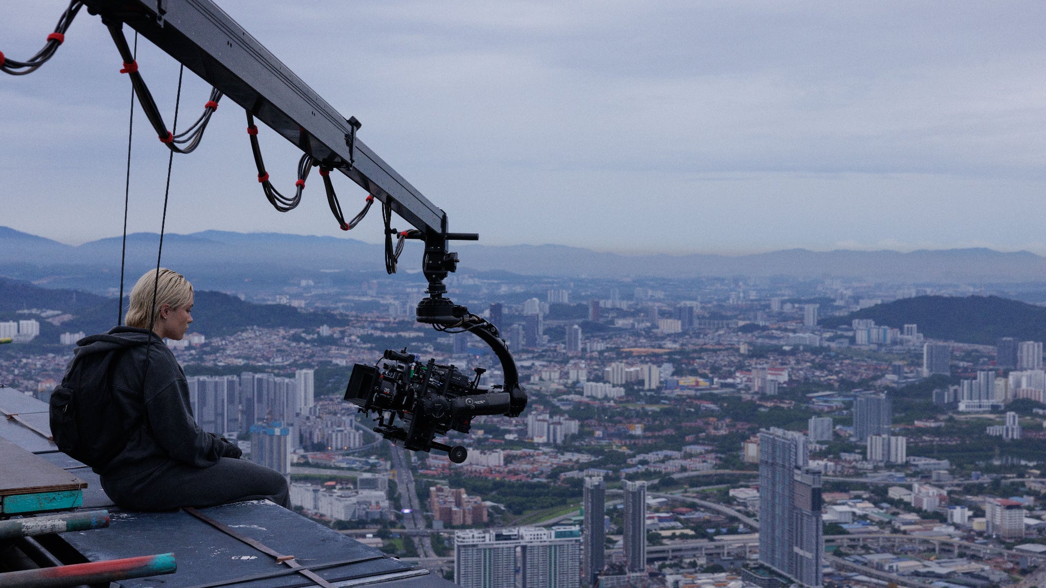 Florence Pugh avant son saut de la tour Merdeka, à 679 mètres du sol Florence Pugh avant son saut de la tour Merdeka, à 679 mètres du sol