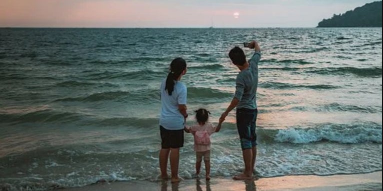 Couple qui se fait un selfie avec un smartphone