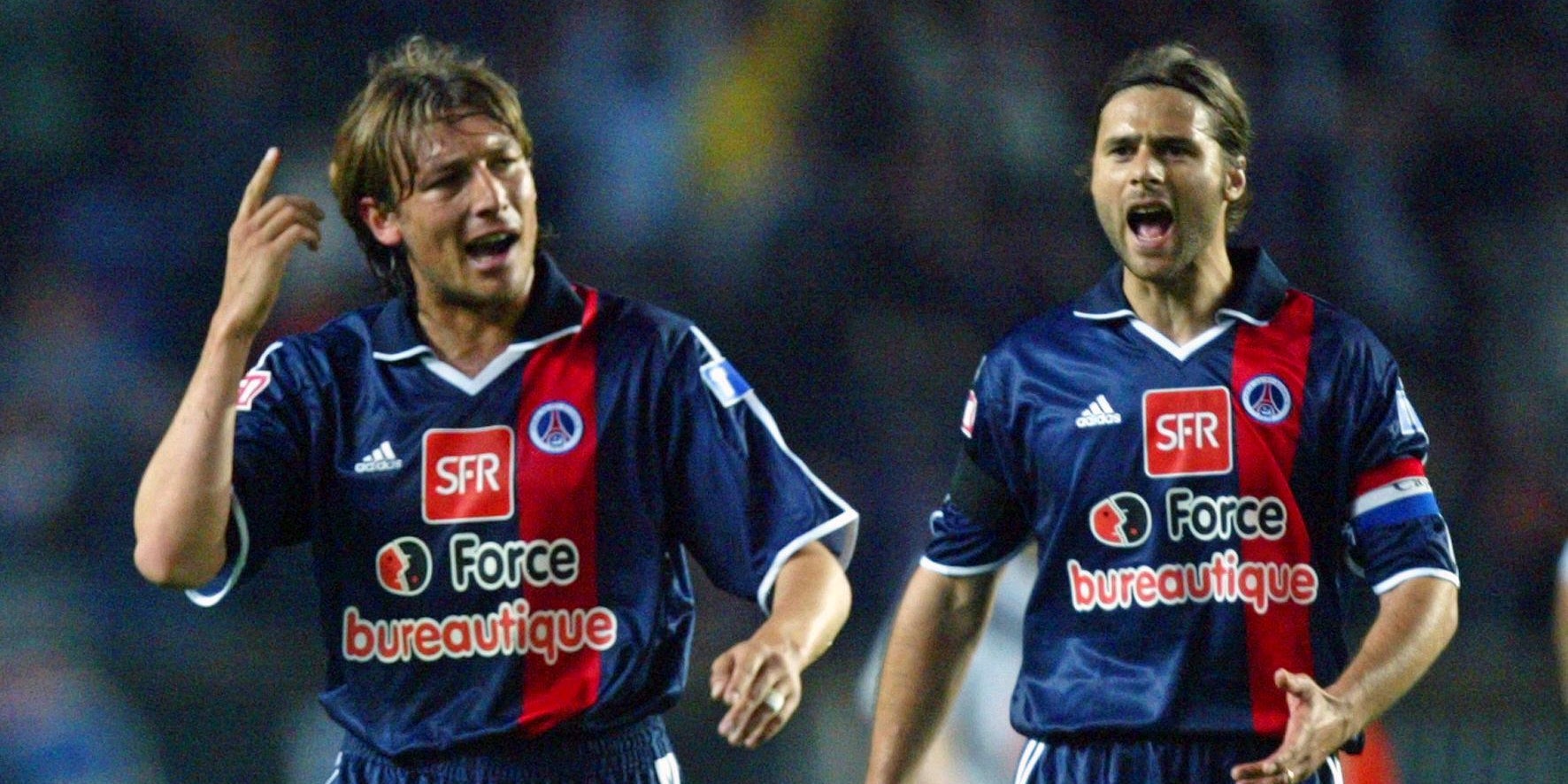 Heinze et Pochettino avec le maillot du PSG lords de la demi-finale de Coupe de France contre Bordeaux, le 27 avril 2003 au Parc des Princes, Paris