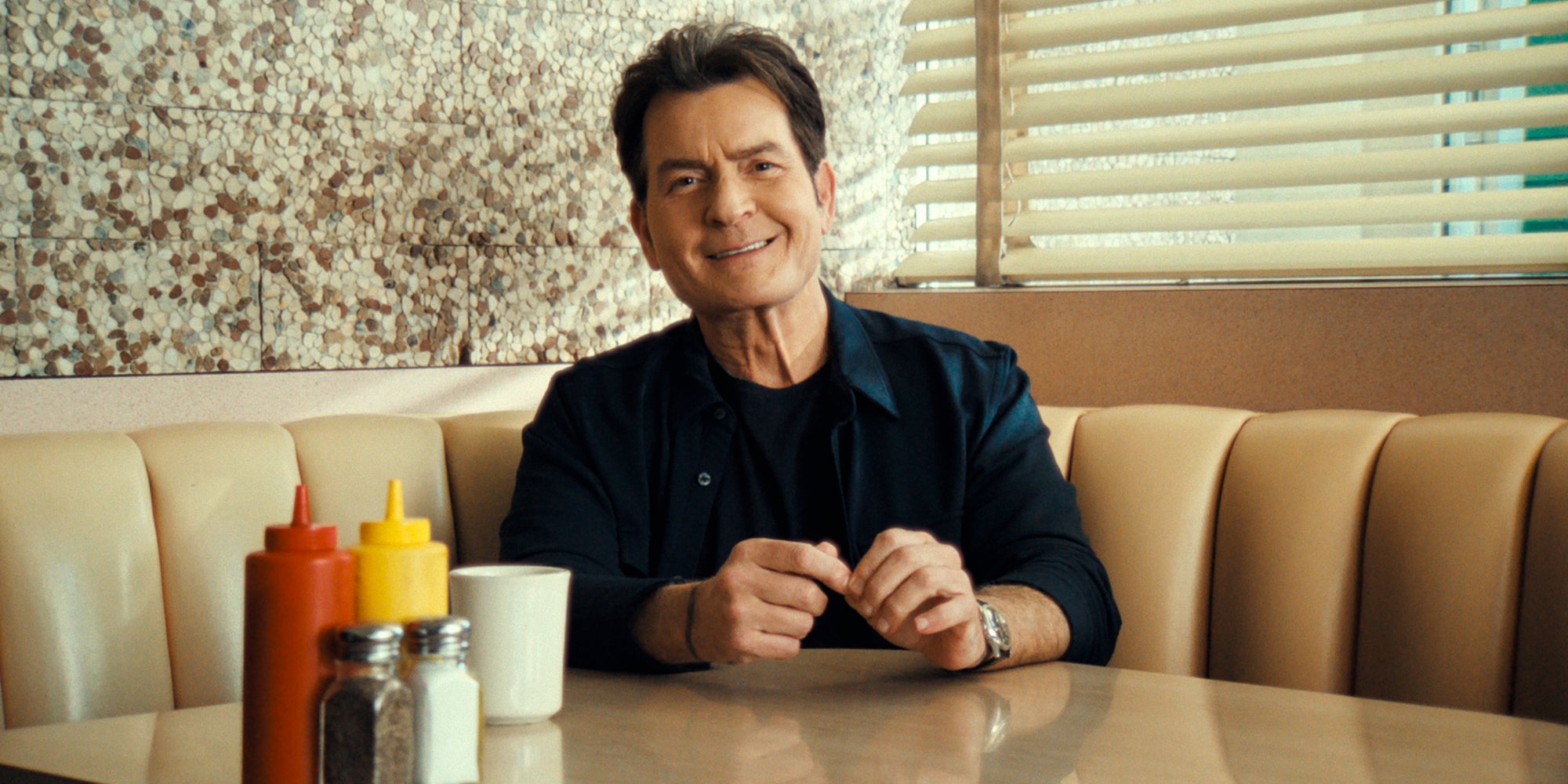 Charlie Sheen dans le documentaire ''Qui est Charlie ? Tout sur Mr. Sheen'', à voir sur Netflix.