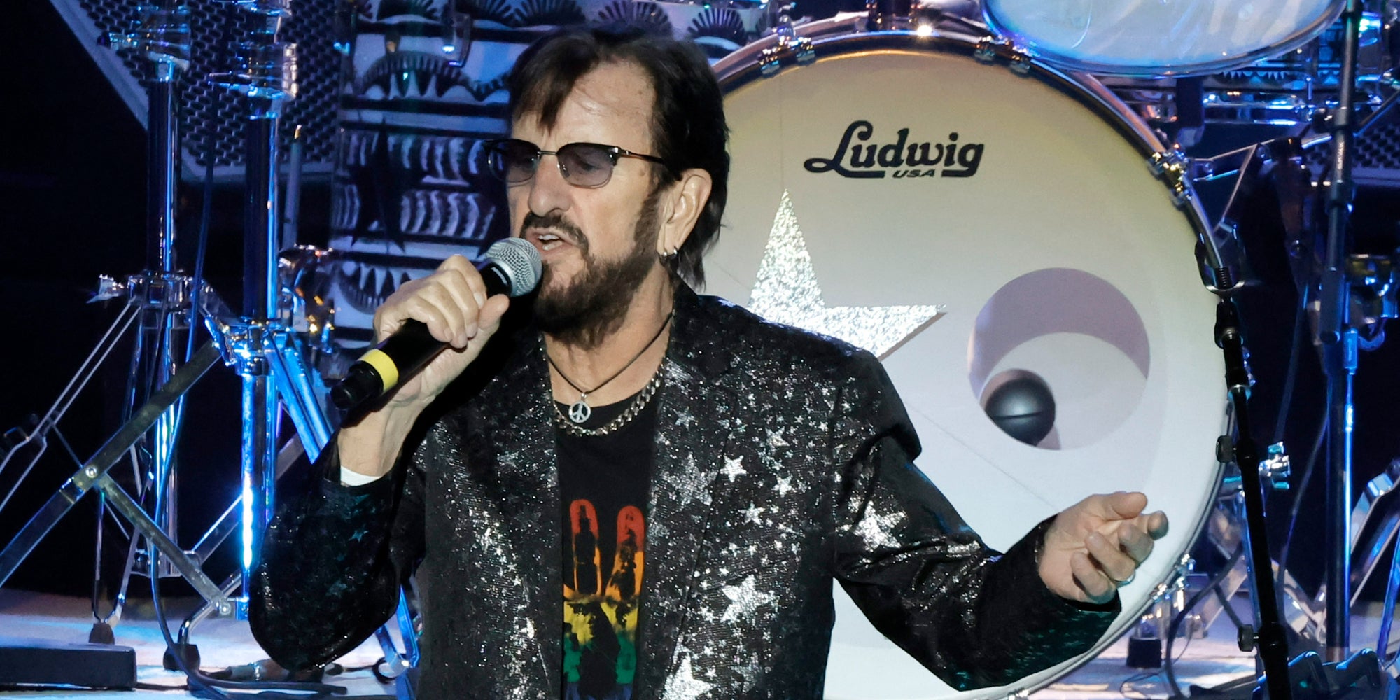 Ringo Starr lors de sa performance avec son All Star Band au Greek Theatre, le 15 juin 2023 à Los Angeles, Californie. 
