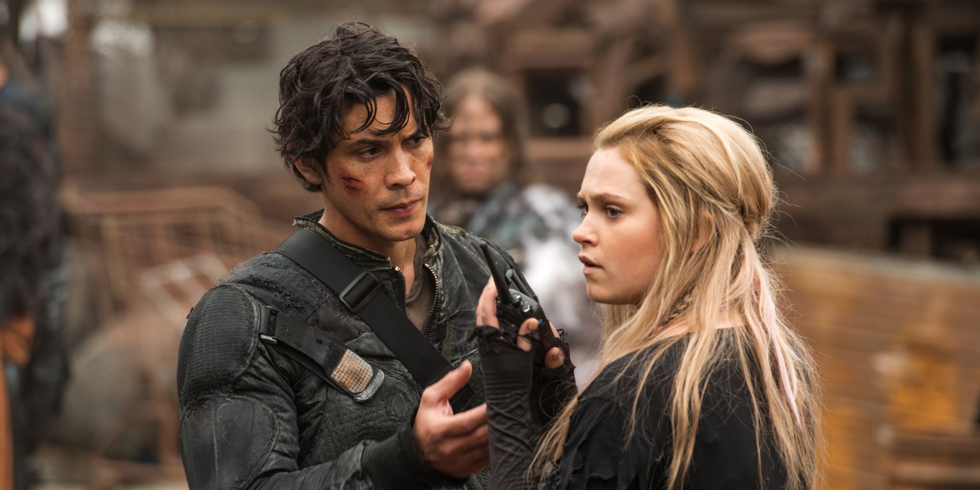 Clarke Griffin (Eliza Taylor) et Bellamy Blake (Bob Morley), un couple que les fan The 100 aimeraient bien voir ensemble dans la série.
