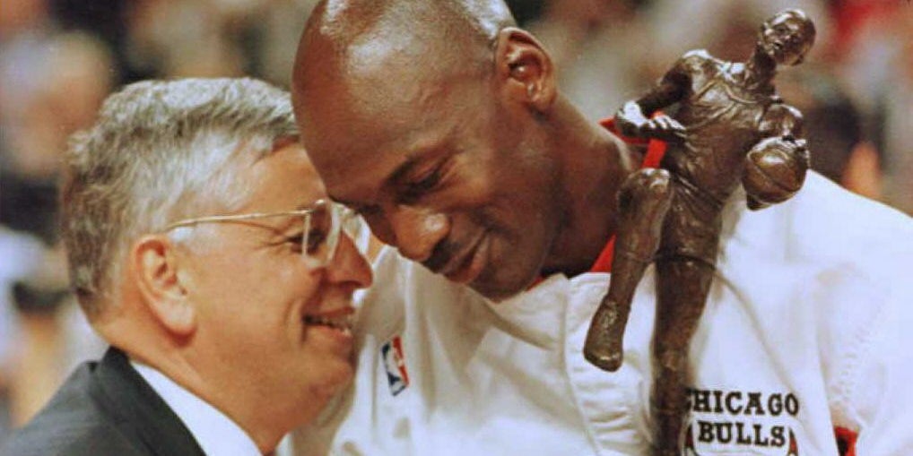 David Stern félicite Michael Jordan, qui reçoit son trophée de MVP de la saison, le 21 mai 1996.