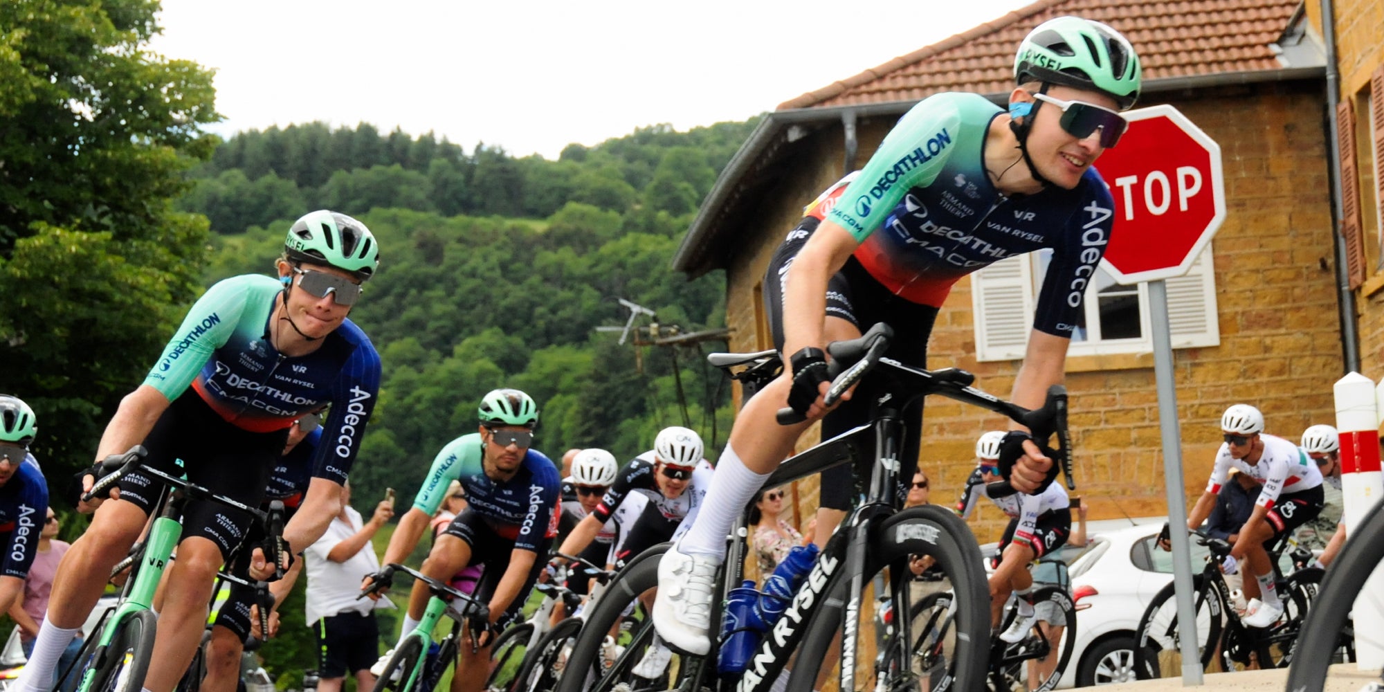 Le coureur cycliste Paul Seixas de l'équipe Decathlon CMA CGM Team lors de l'étape 5 du Tour Auvergne-Rhone-Alpes, le 11 juin 2026 à Cournon-d'Auvergne.