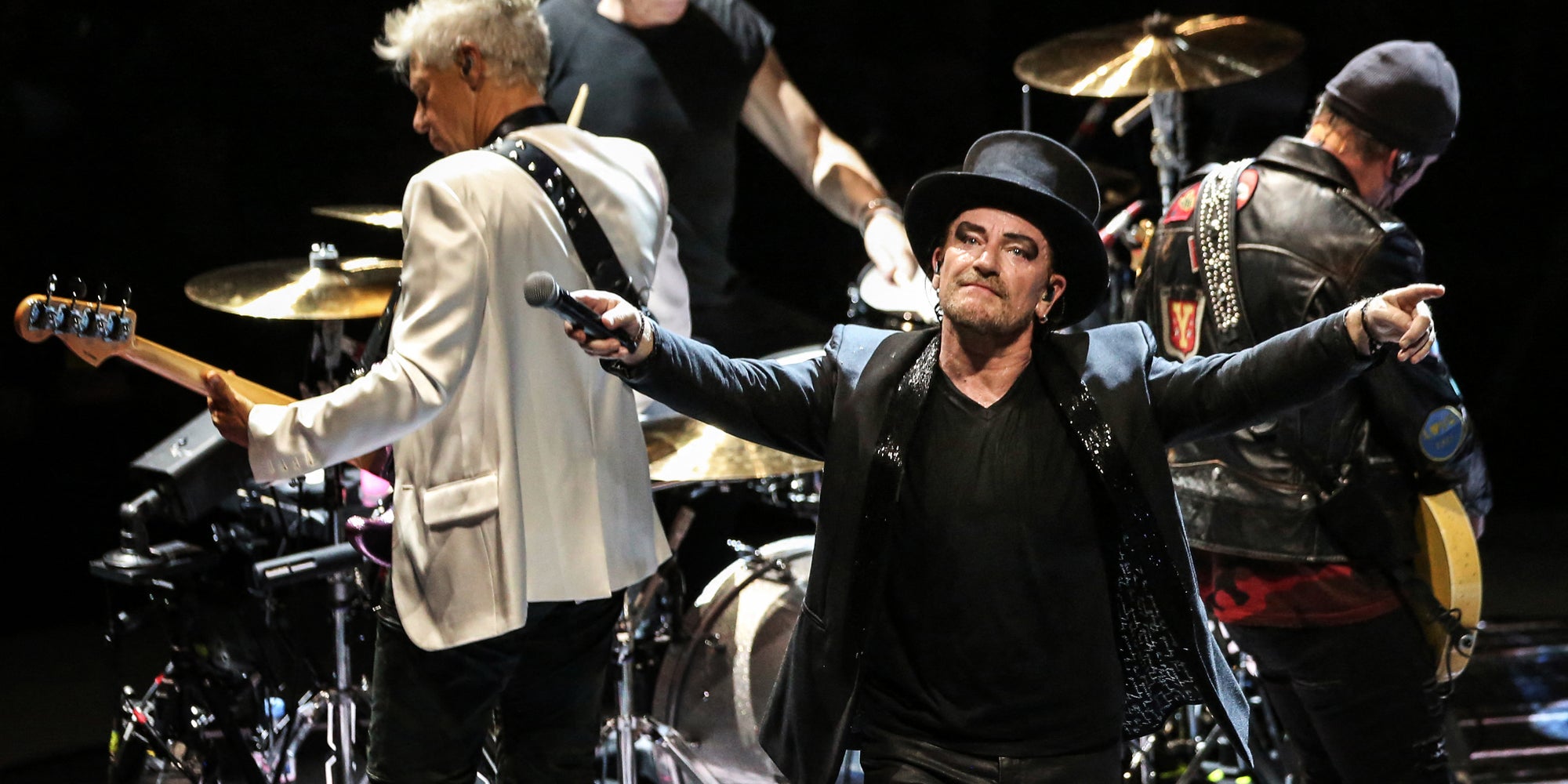 U2, sur scène lors d'un concert à Paris, en septembre 2018.