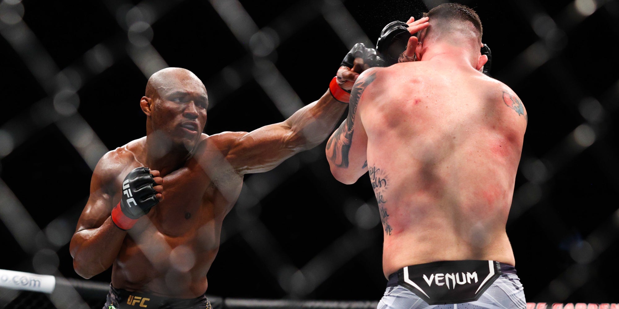 Kamaru Usman (à gauche) lors de son combat contre Colby Covington pour l'UFC 268 au Madison Square Garden, New York