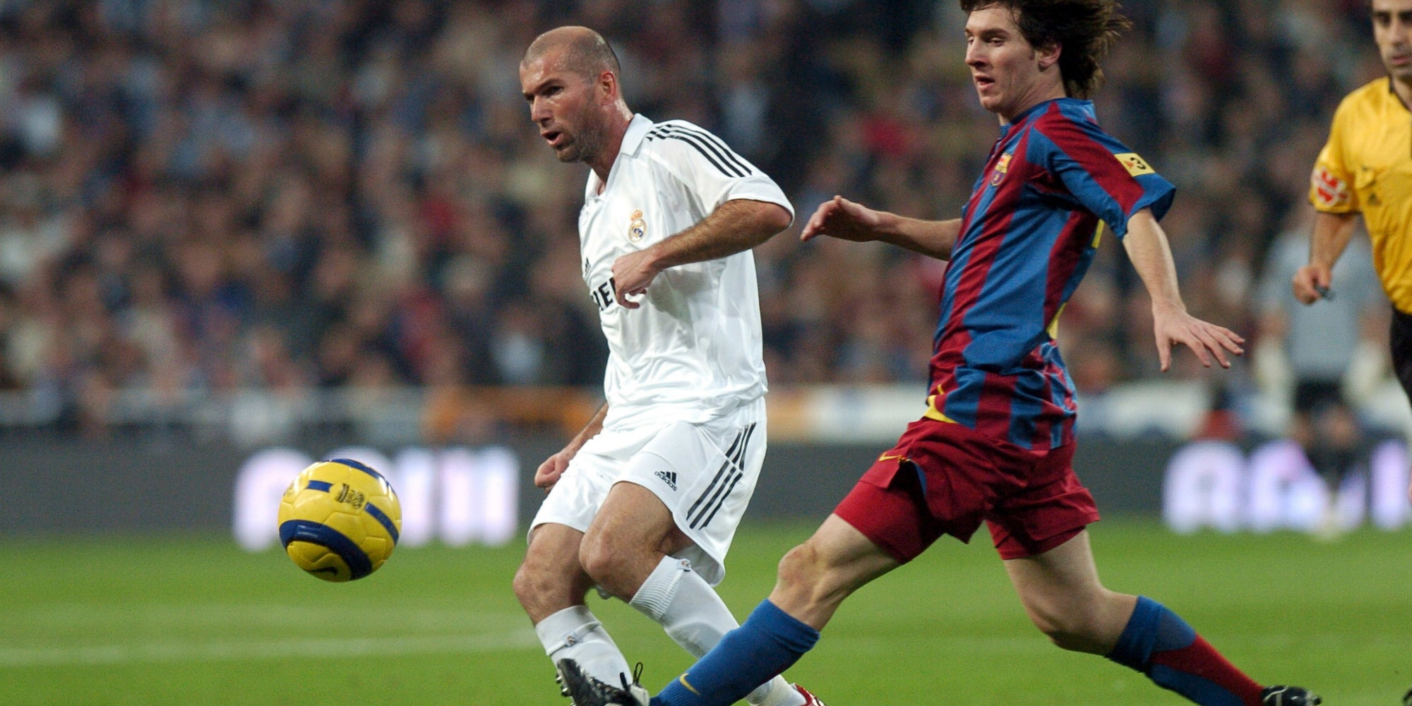 Zinédine Zidane (Real Madrid) et Lionel Messi (FC Barcelone) lors d'une rencontre en Liga en 2005.