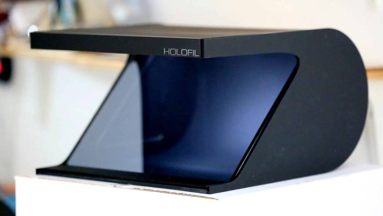 Le boîtier conçu par la start-up néerlandaise Holofil et sa vitre inclinée spéciale qui permet la projection d’une image holographique en 3D.