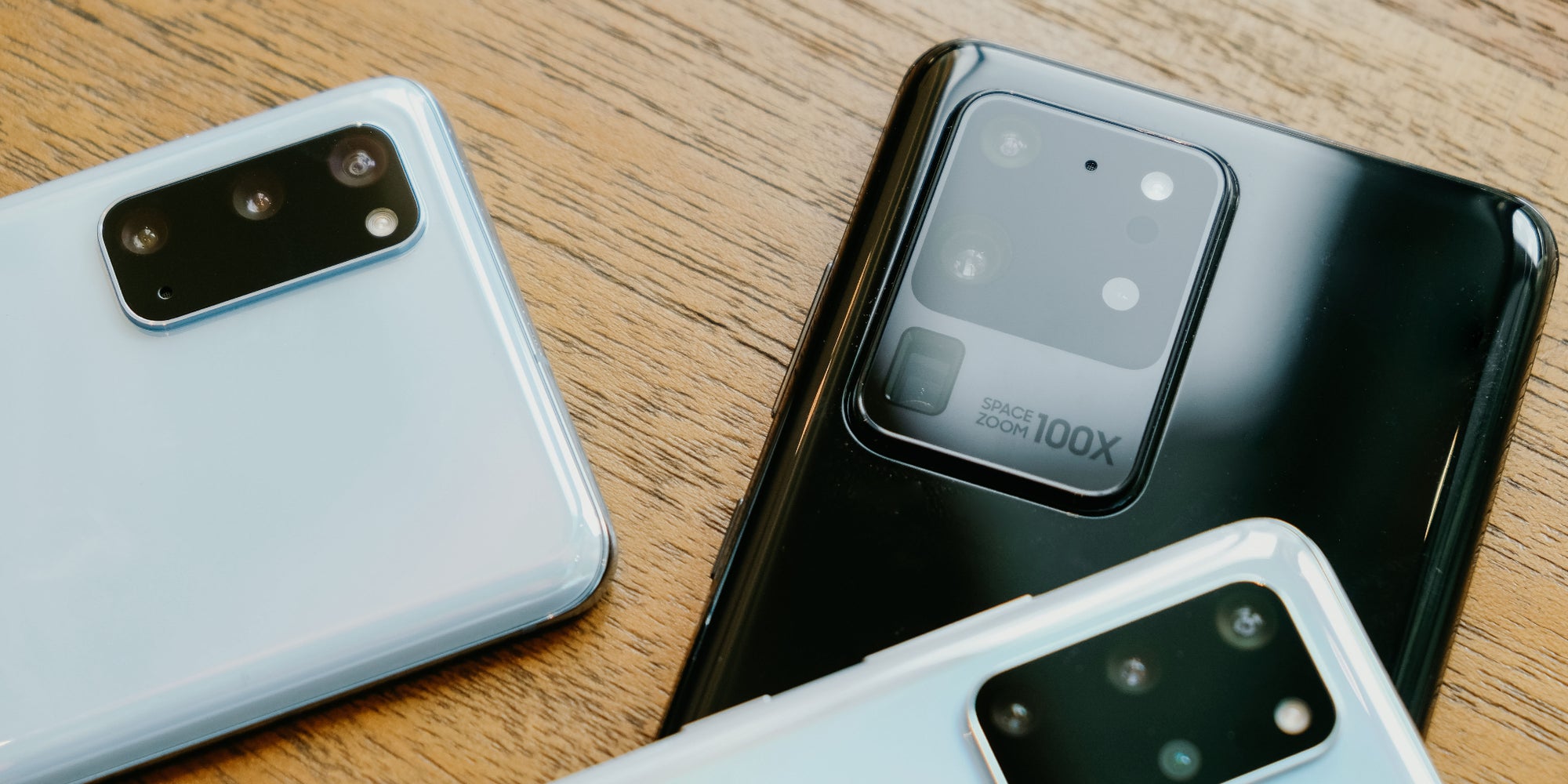 Après l'incroyable appareil photo du Galaxy S20 Ultra (ici au centre), Samsung veut encore battre des records...