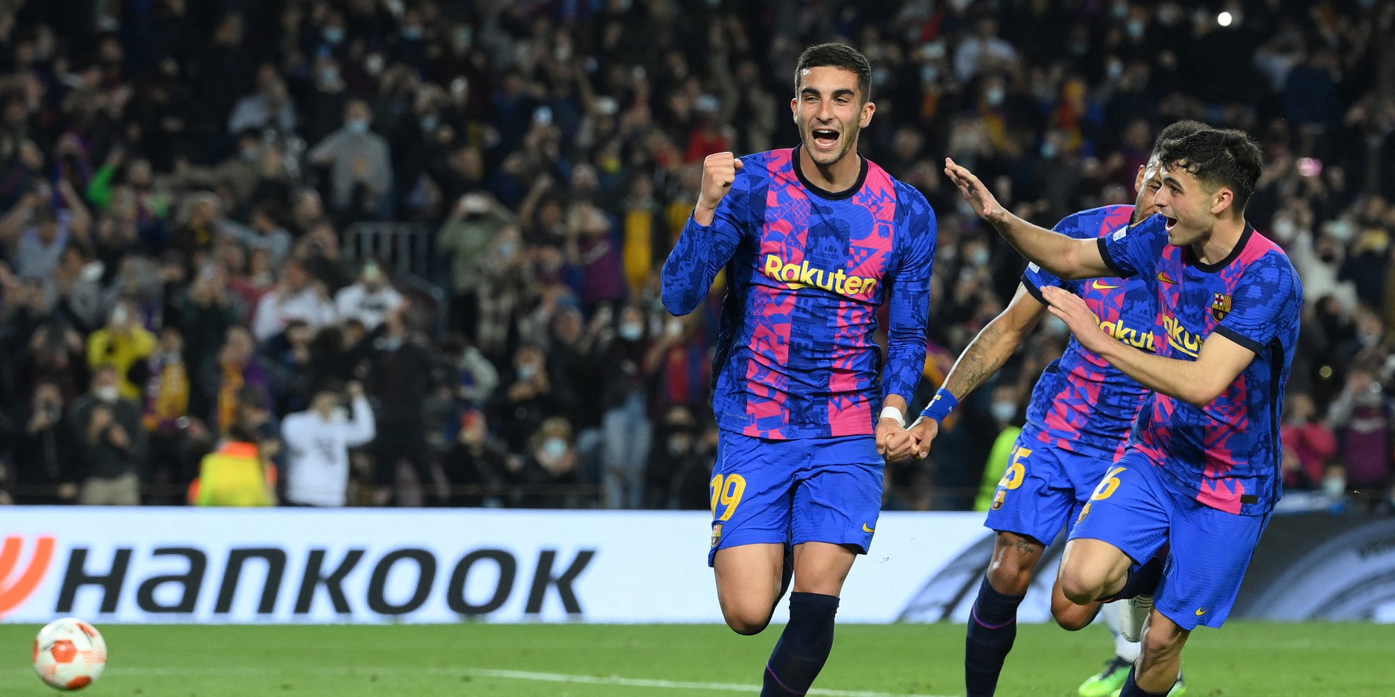 Ferran Torres et ses coéquipiers du Barça lors du match aller de ces barrages de Ligue Europa, Barcelone - Naples, au Camp Nou, le 17 février 2022.