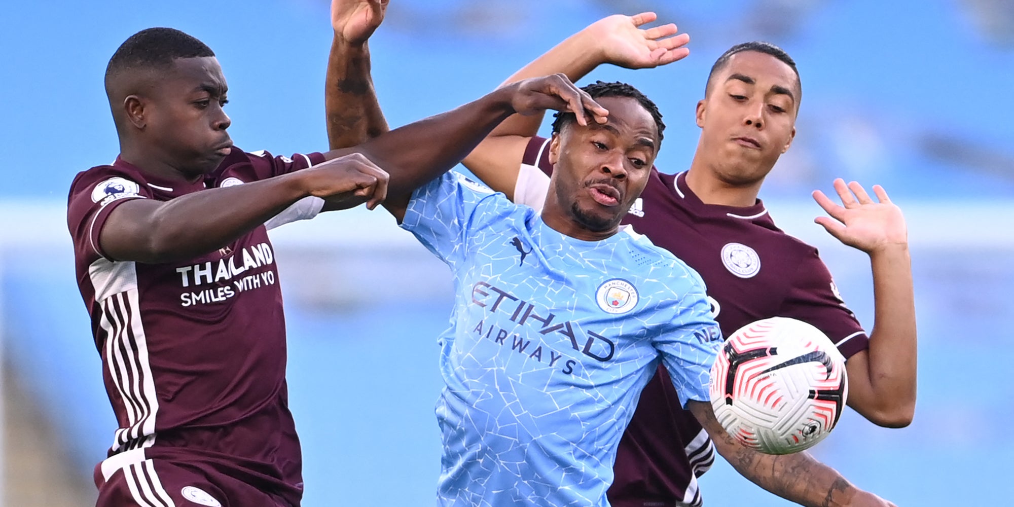 Sterling à la lutte avec Mendy et Tielemans lors du match aller Manchester City-Leicester, le 27 septembre 2020 à l'Etihad Stadium, Manchester