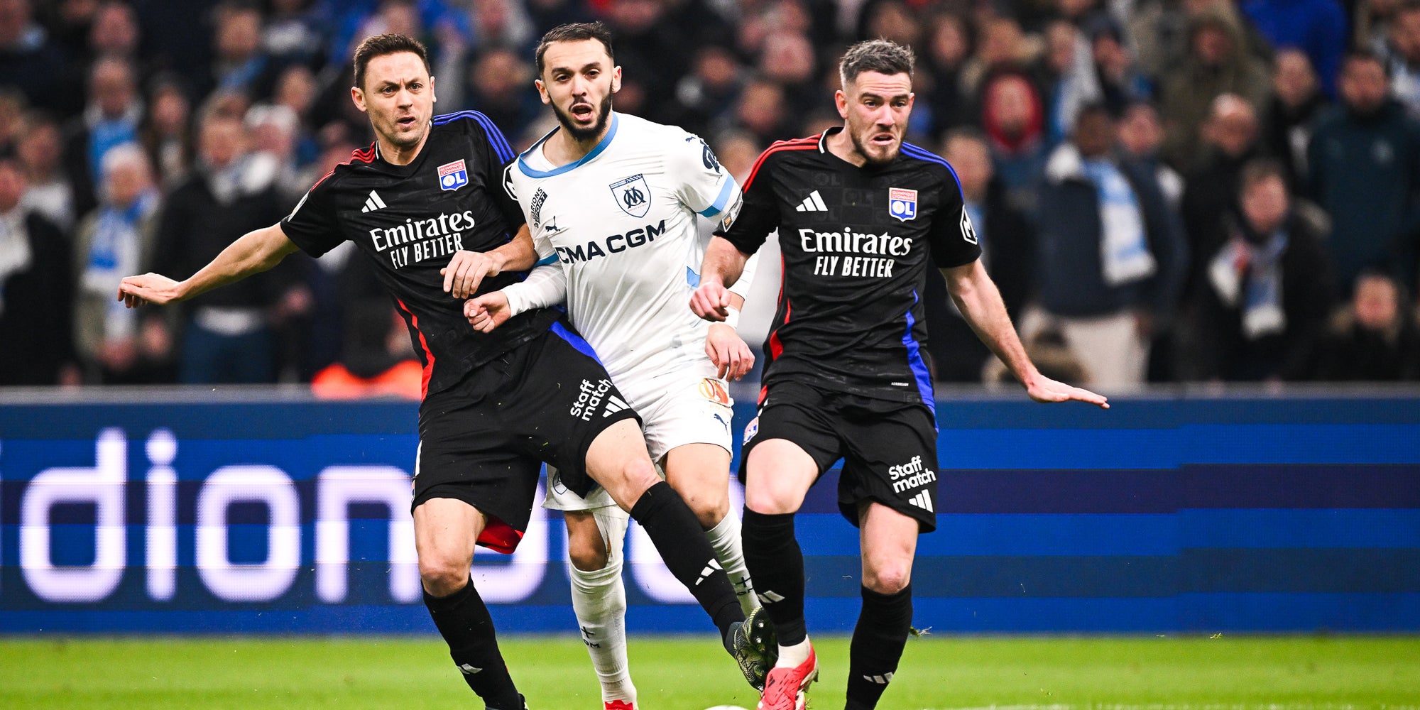 Nemanja Mactic, Jordan Veretout (joueurs de l'OL) et Amine Gouiri (OM) lors du match de Ligue 1 entre Marseille et Lyon au Vélodrome, le 2 février 2025.