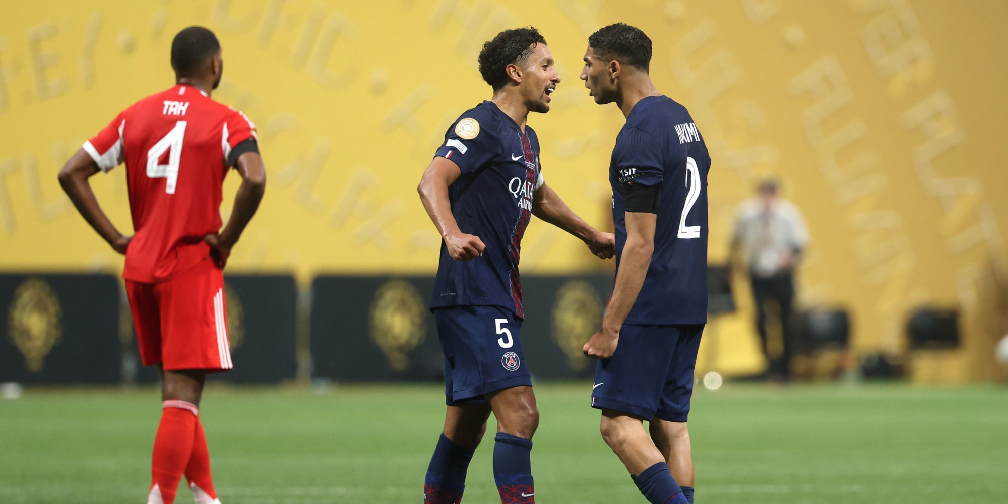 Marquinhos et Achraf Hakimi après leur victoire en quart de finale de Coupe du monde des clubs face au Bayern Munich, le 5 juillet 2025 au Mercedes-Benz Stadium d'Atlanta. 