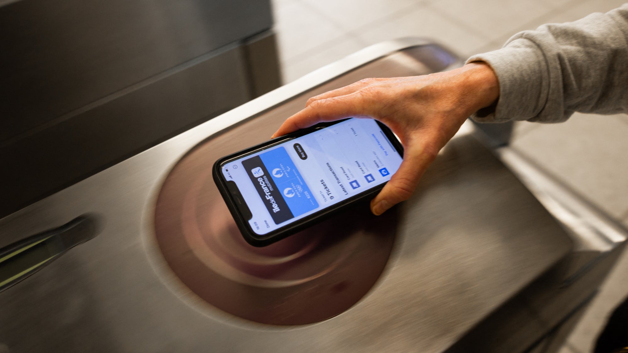 Pass Navigo to Remain on iPhone Apple Wallet