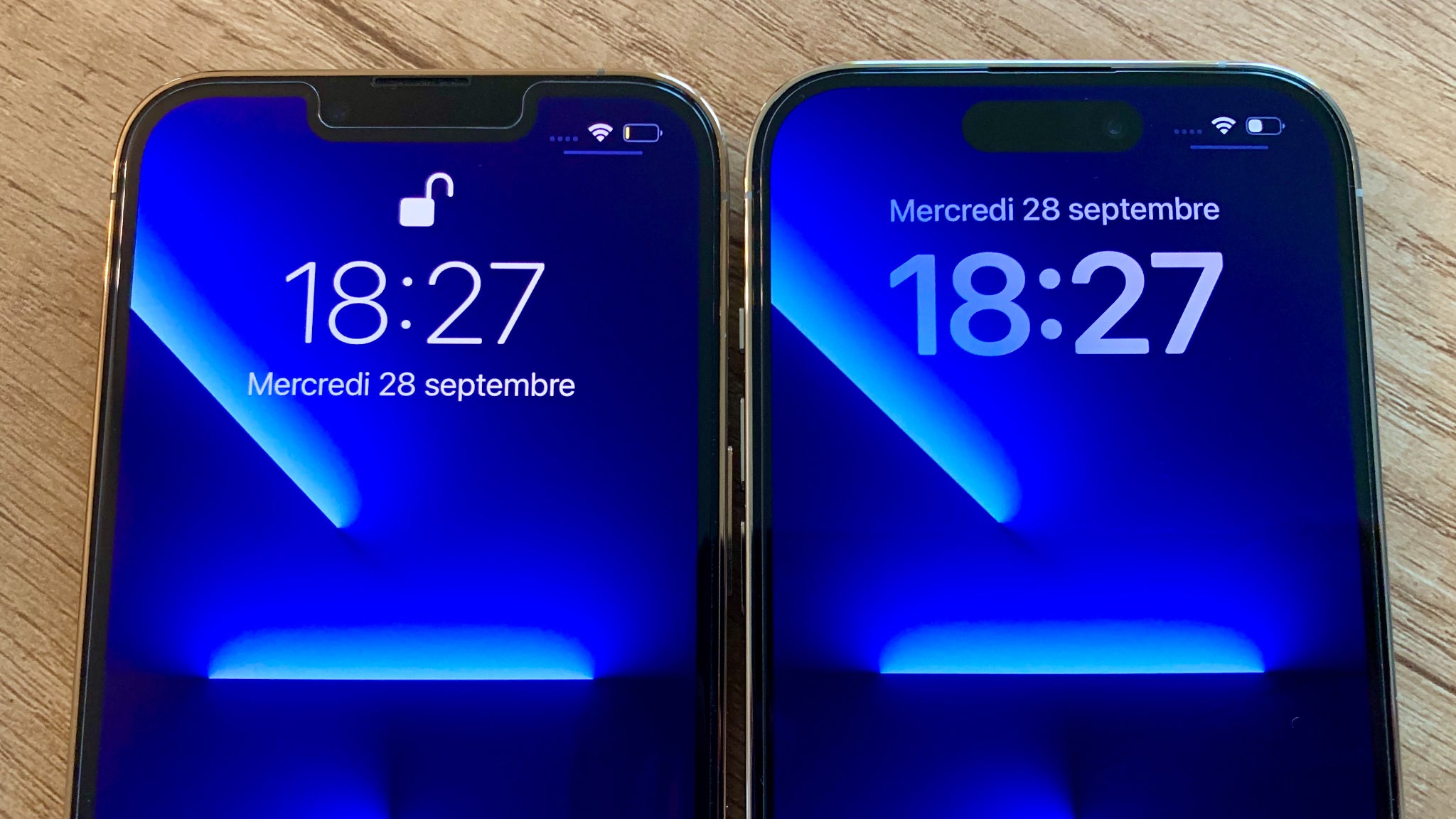 La caméra TrueDepth se fond plus naturellement dans le décor située dans sa "pilule" sur l'iPhone 14 Pro (à droite), que dans l'encoche de l'iPhone 13 Pro (à gauche). Précisons que les deux modèles sont ici équipés d'une protection écran...