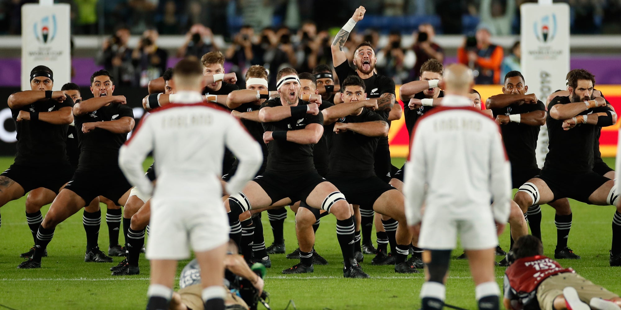 Le XV d'Angleterre face aux All Blacks pendant le haka, en demi-finale de Coupe du monde de rugby, à Yokohama, le 26 octobre 2019.