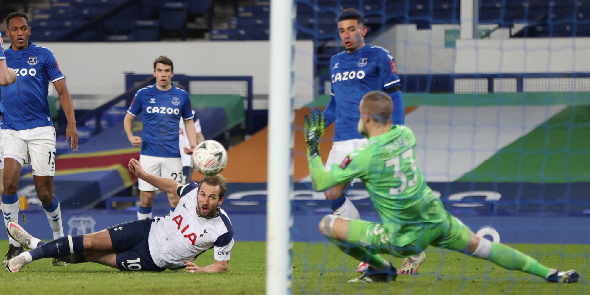 Everton et Tottenham à la lutte lors du match de FA Cup entre les deux clubs, le 10 février 2021 à Goodison Park, Liverpool