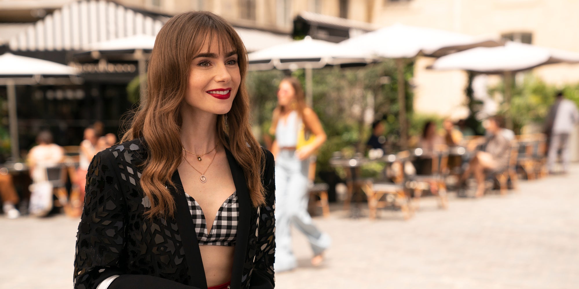 Lily Collins toujours aussi fashion dans la saison 3 d'"Emily in Paris".