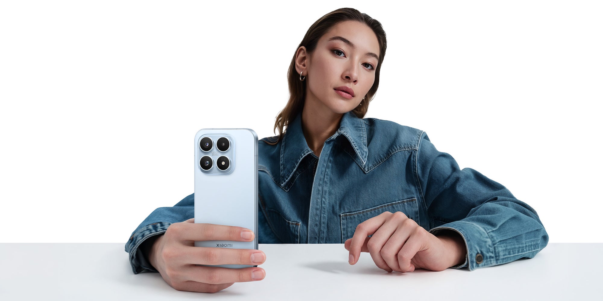 Le Xiaomi 17 dans son coloris bleu ciel.