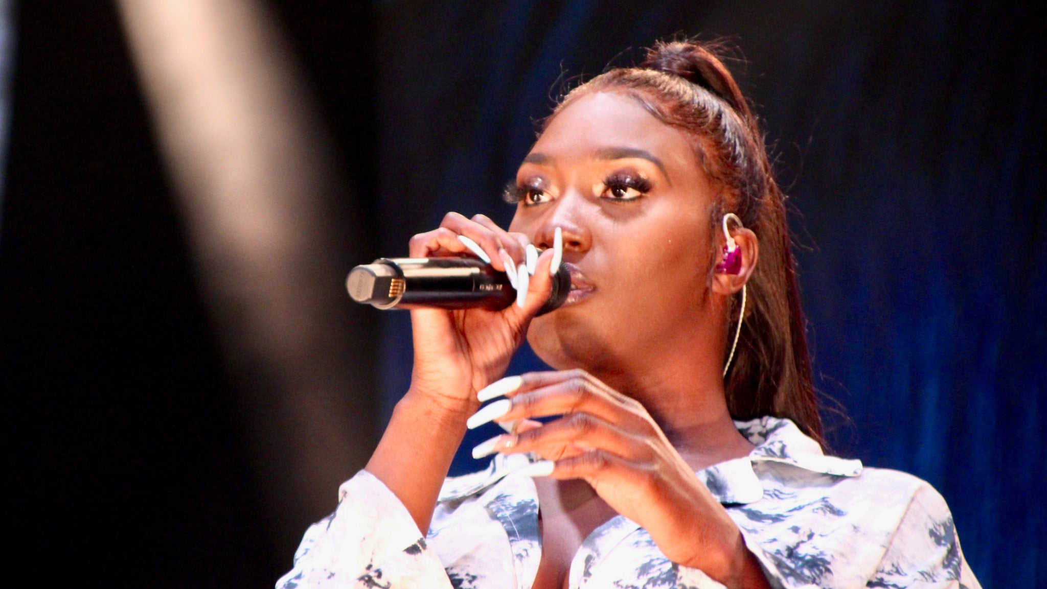 L'interprète de "Djadja" peut compter sur ses jeunes admirateurs et admiratrices pour l'accompagner sur ses tubes.