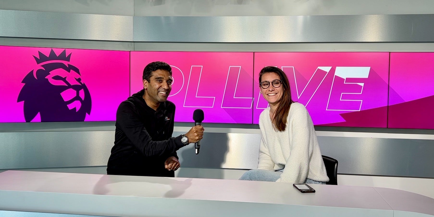 Salim Baungally et Flora Moussy, les présentateurs de l'émission "PL Live".