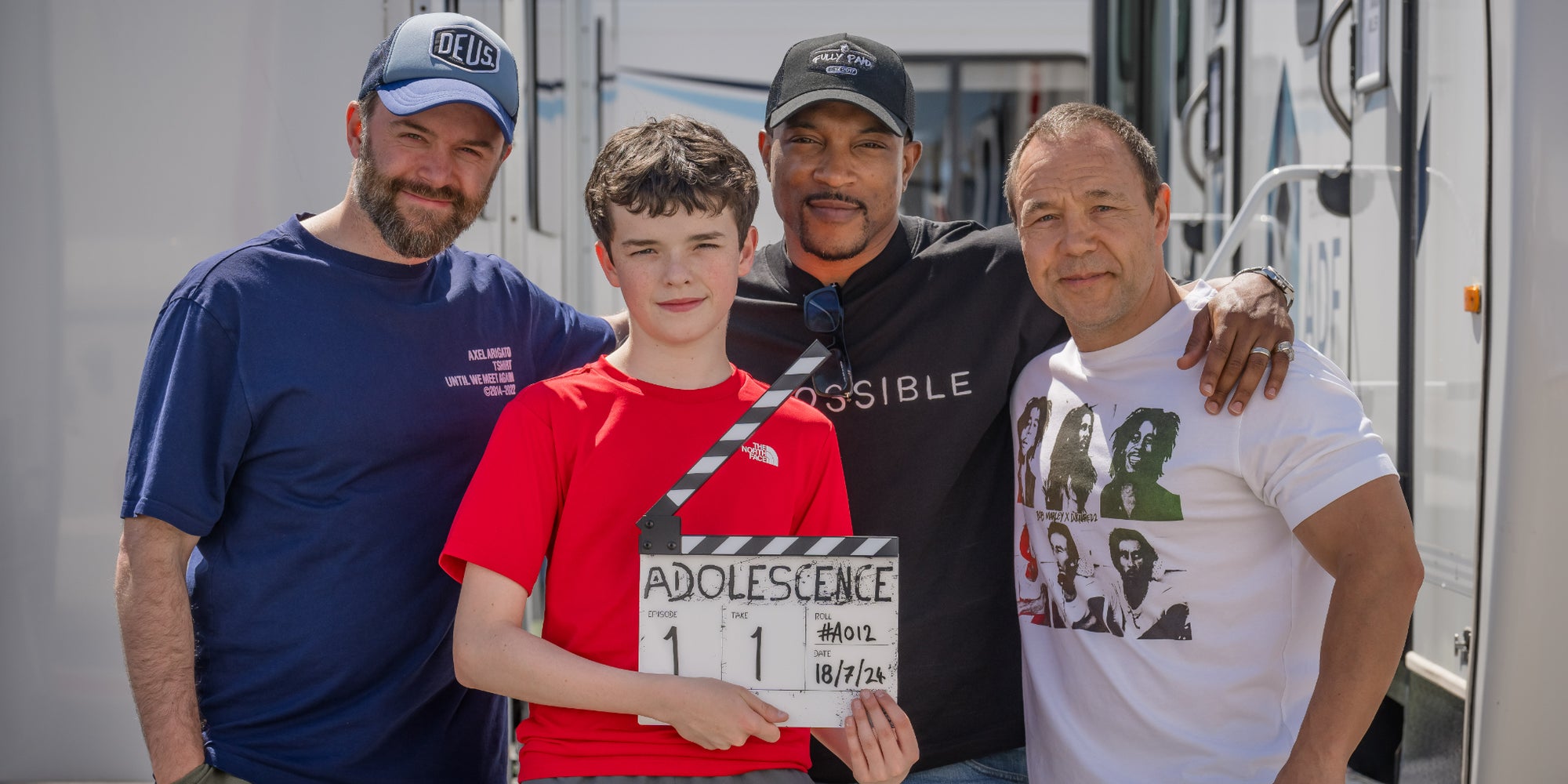 Phillip Barantini, Owen Cooper, Ashley Walters et Stephen Graham sur le tournage de la série ''Adolescence''. 