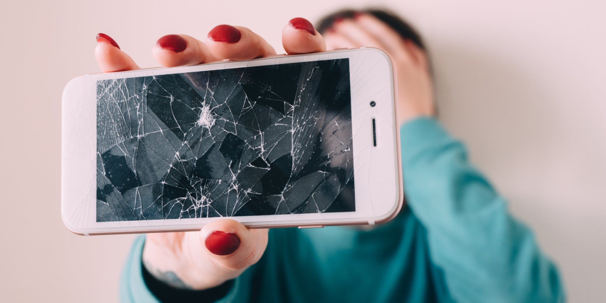 Il n’est pas rare de casser la vitre de son smartphone. Aurons-nous, un jour, des écrans de téléphone incassables $1