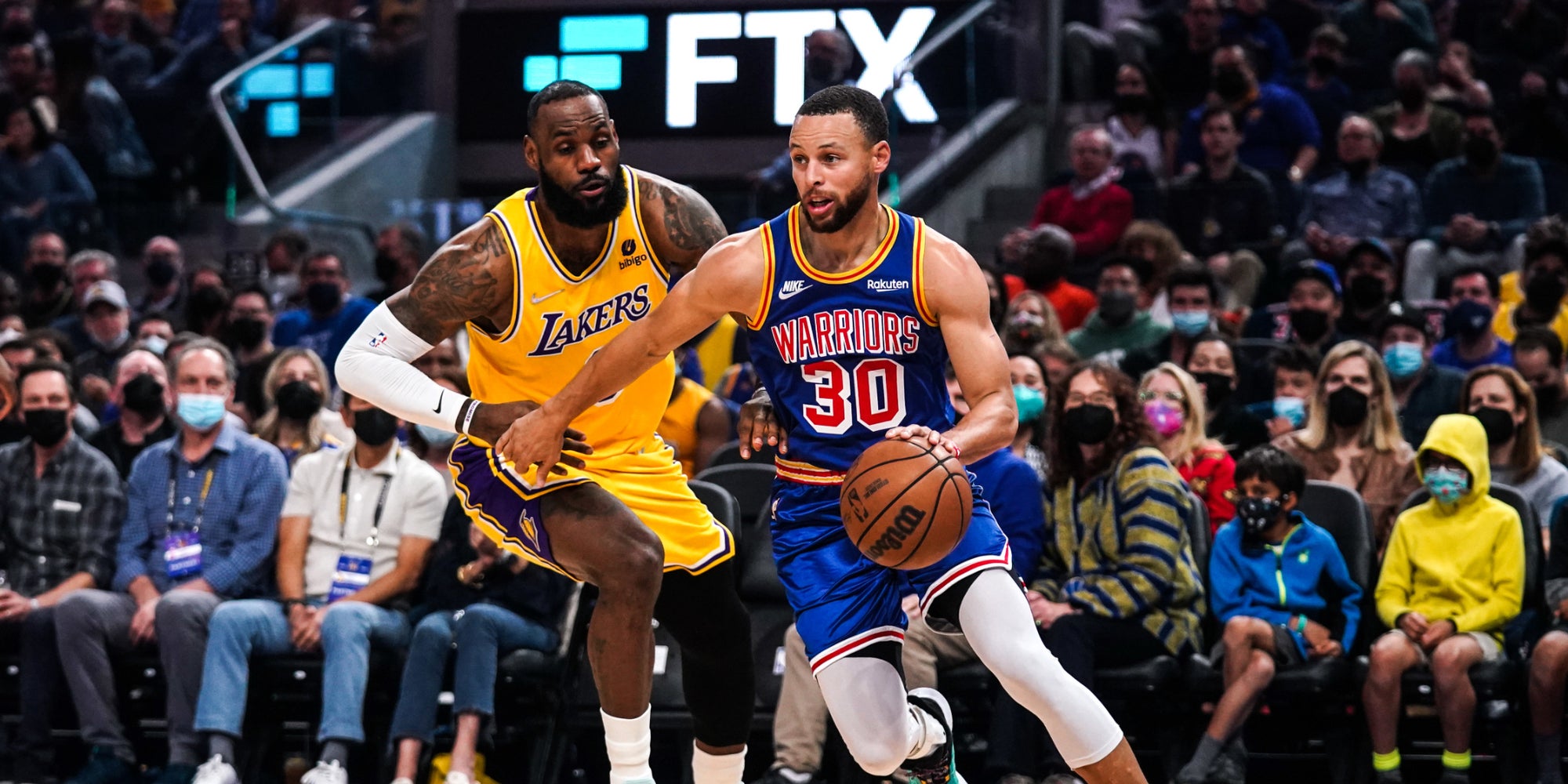 LeBron James des Los Angeles Lakers face à Stephen Curry des Golden State Warriors, au Chase Center à San Francisco, le 12 février 2022. 
