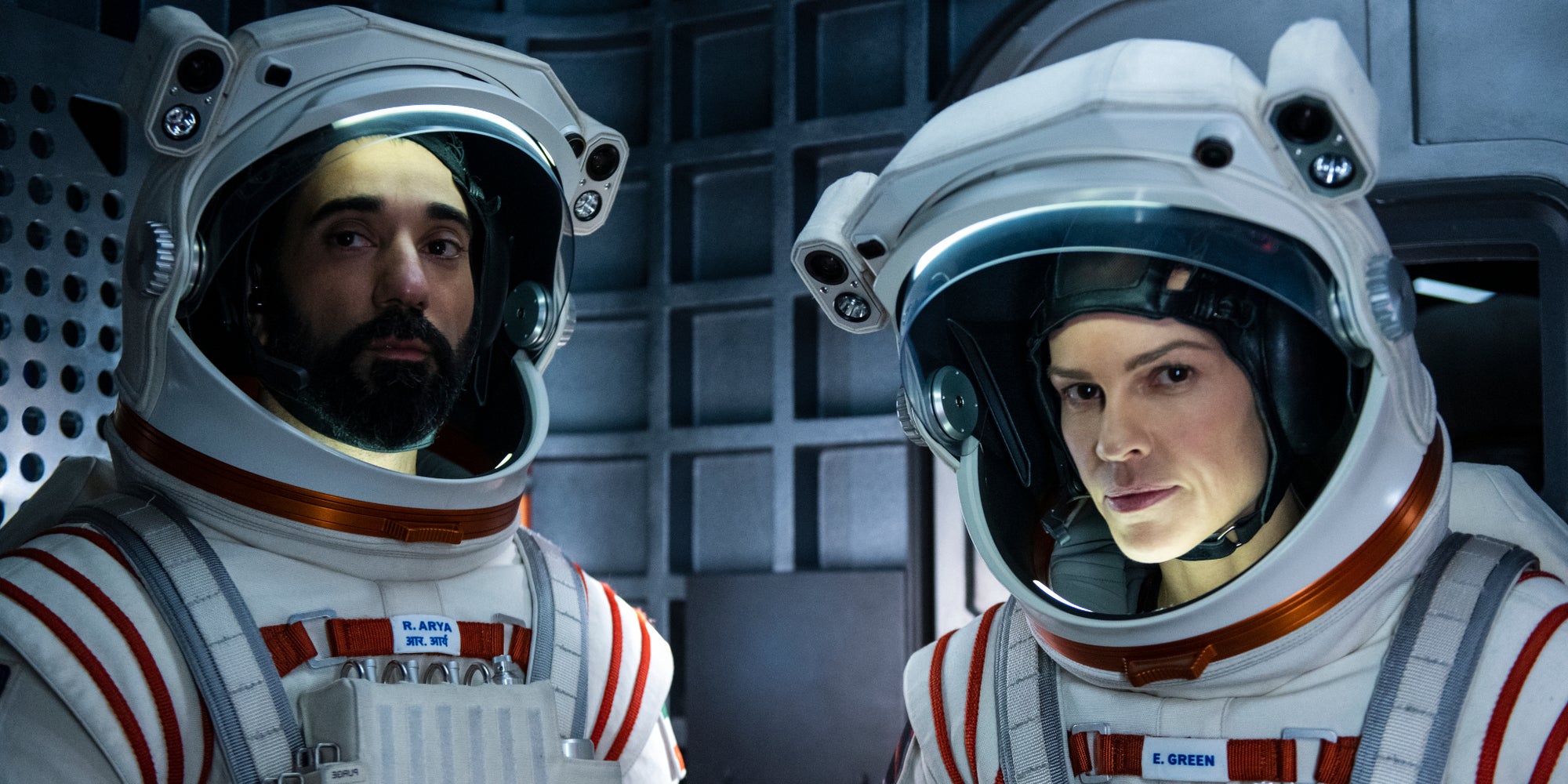 Ray Panthaki et Hilary Swank enfilent la combinaison d'astronaute dans la série "Away".