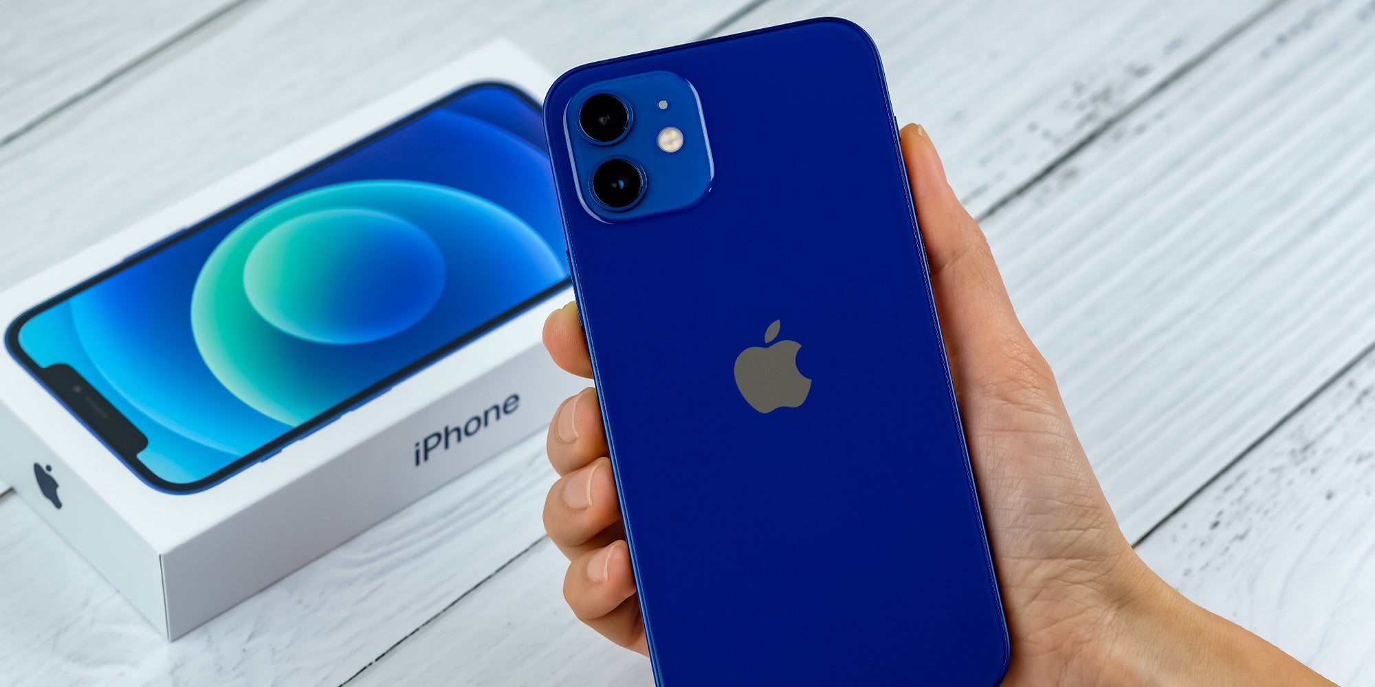 Retrouvez l'iPhone 12, tout beau, tout neuf, et en ce moment à prix réduit chez SFR.