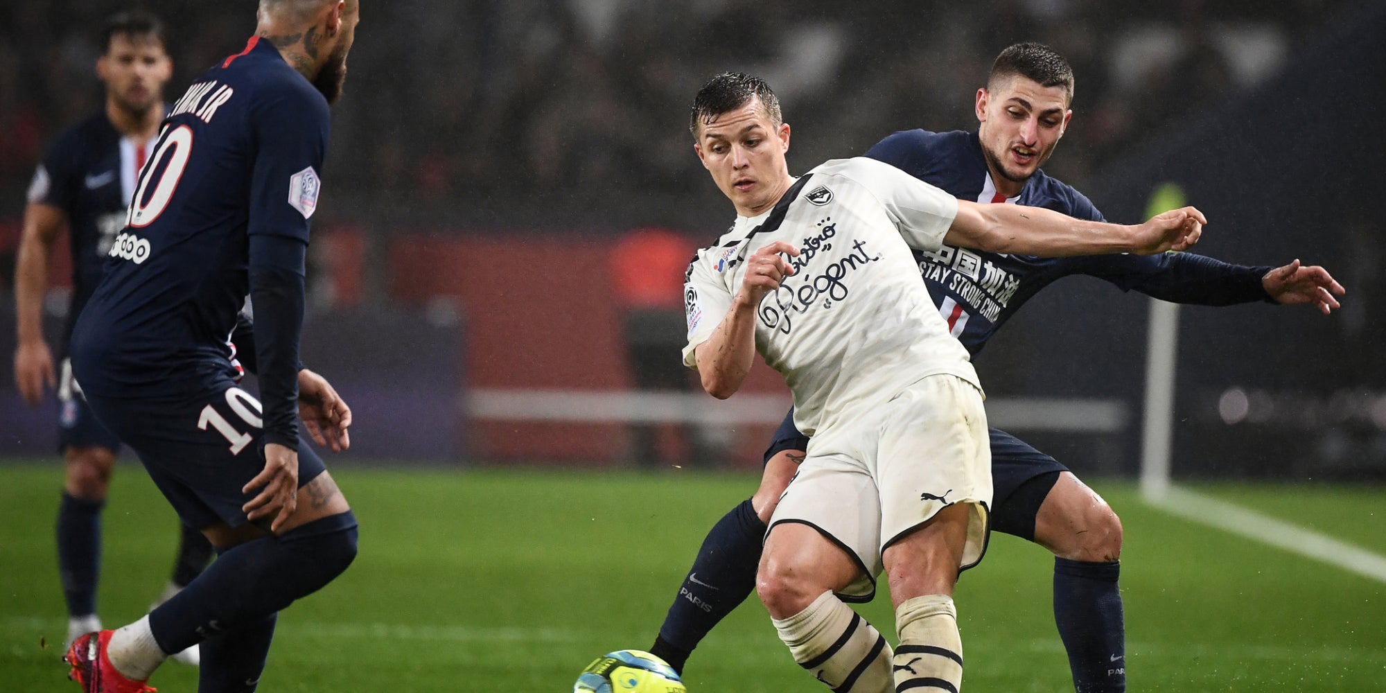 Nicolas de Preville des Girondins de Bordeaux face à Marco Verratti du PSG lors d'un match de Ligue 1 au Parc des Princes, à Paris, le 23 février 2020.