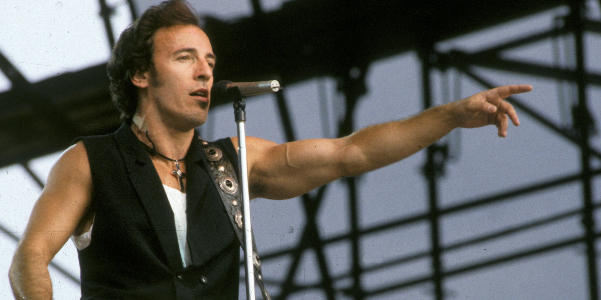 Le chanteur américain Bruce Springsteen sur scène à Berlin-Est, le 19 juillet 1988.