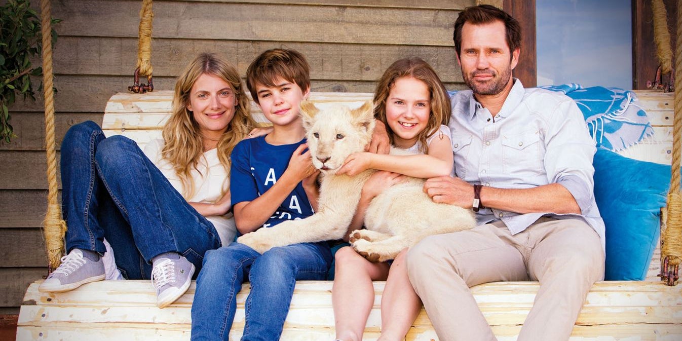 Dans Mia et le Lion Blanc, la famille Owen aime les gros animaux de compagnie