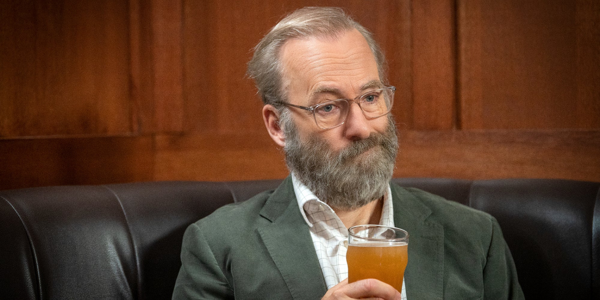 Bob Odenkirk revient sur le petit écran dans "Lucky Hank", à découvrir sur OCS. 