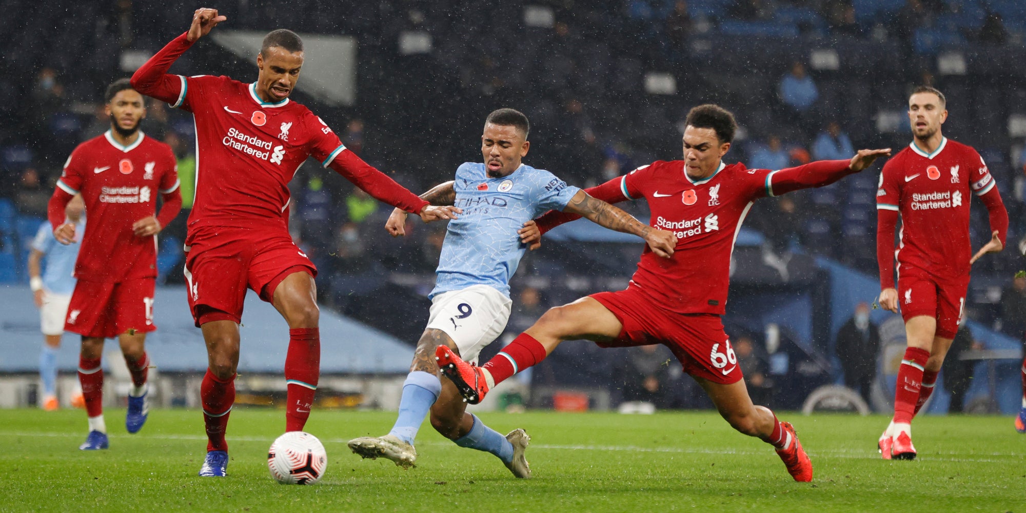 Les joueurs de Manchester City et Liverpool à la lutte, le 8 novembre 2020 à l'Etihad Stadium, Manchester