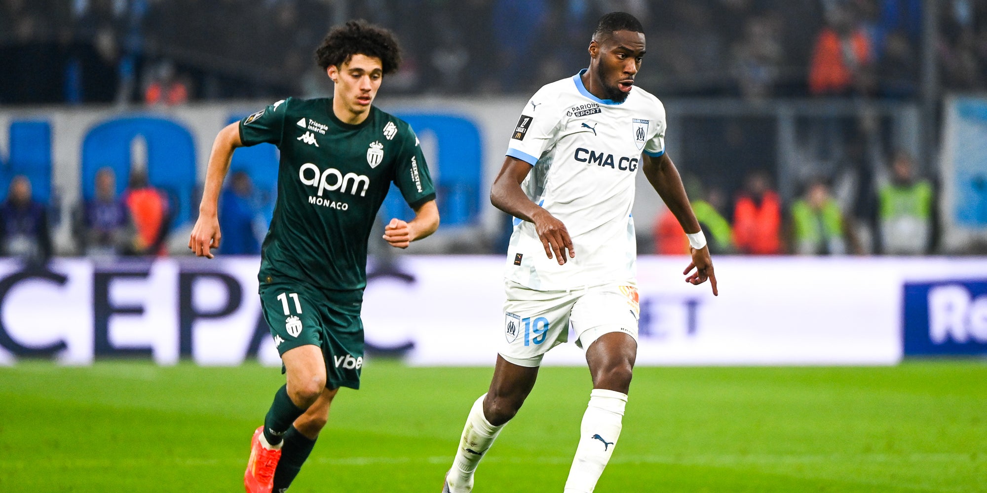 Le Monégasque Maghnes Akliouche (à gauche) et le Marseillais Geoffrey Kondogbia (à droite), lors du match de Ligue 1 entre leurs deux clubs, le 1er décembre 2024.