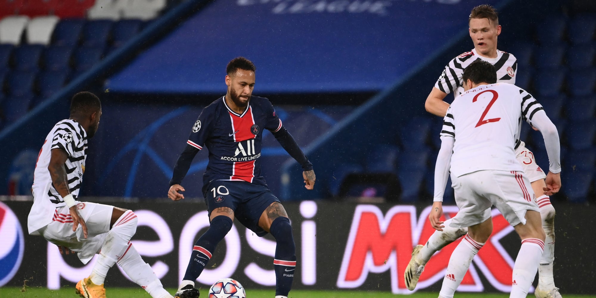 Neymar face aux joueurs de Manchester United, le 20 octobre 2020 au Parc des Princes, Paris