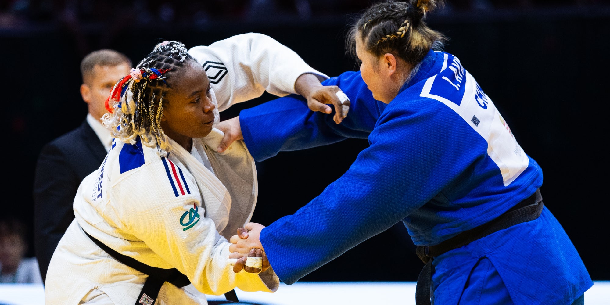 La judokate française Romane Dicko face à la Chinoise Jinesinuer Ayiman lors de la 7e journée des Championnats du monde de judo 2025, le 19 juin 2025 à Budapest, en Hongrie.