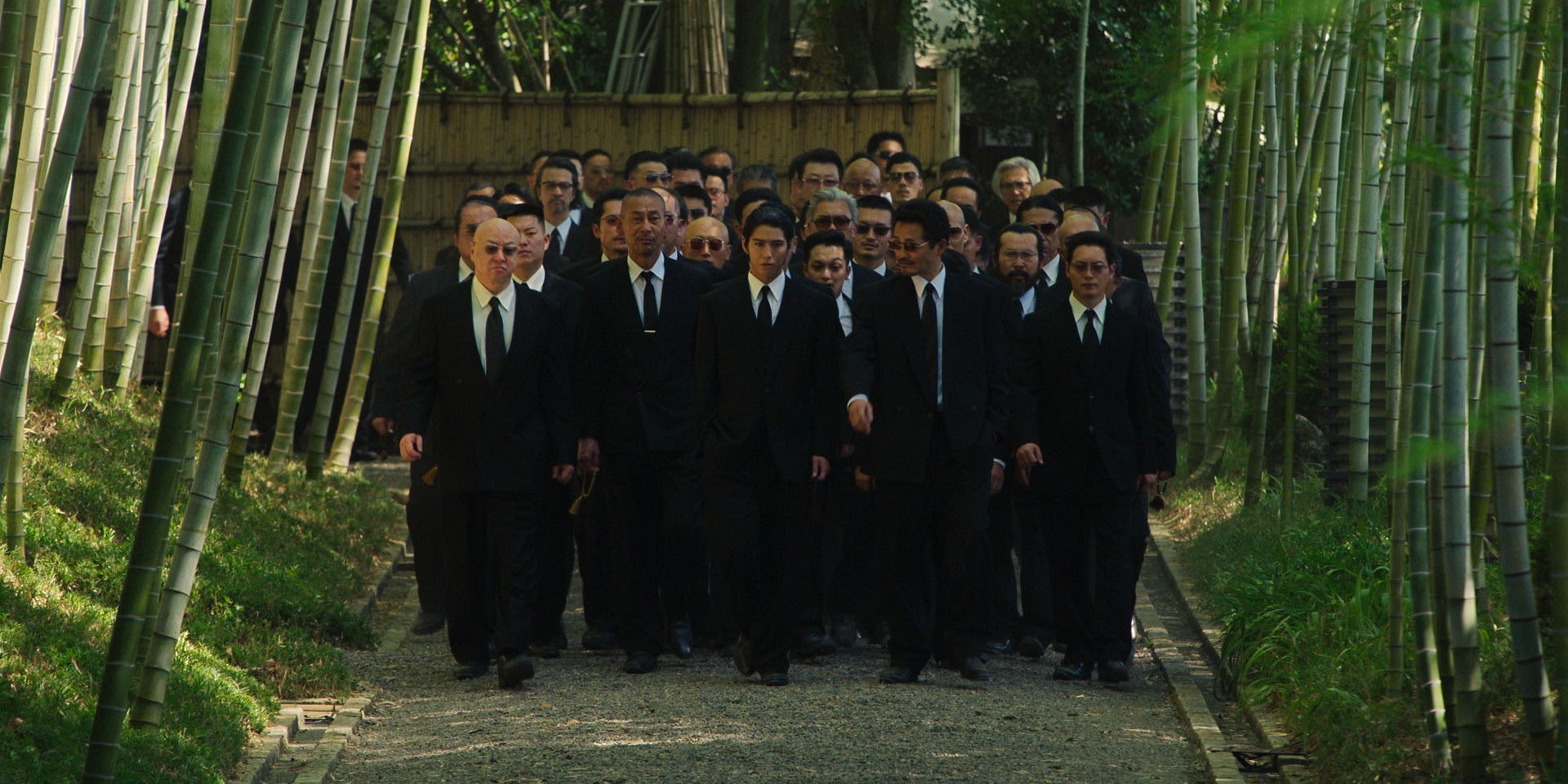 Kento Kaku et sa bande de yakuzas dans la série ''Like a Dragon : Yakuza'', à découvrir sur Prime Video.