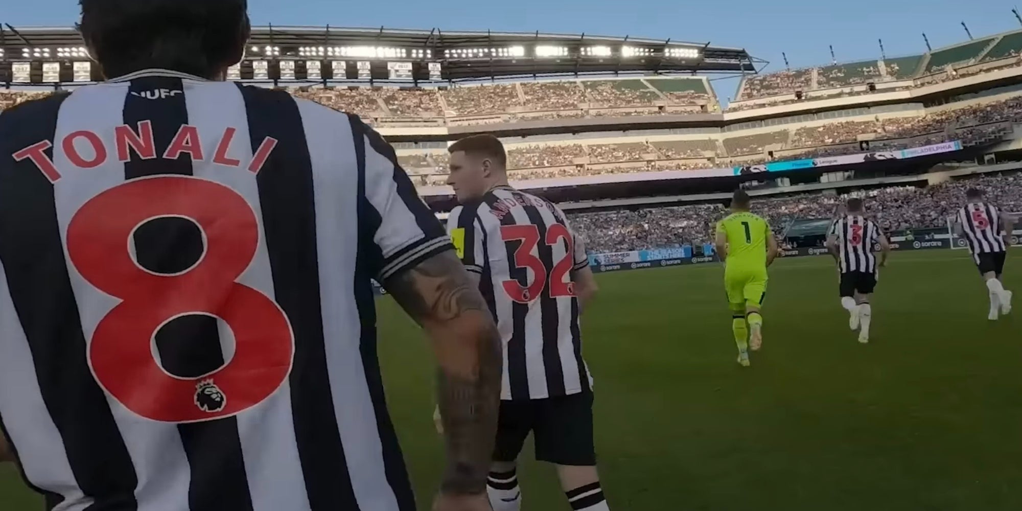 La Premier League expérimente pour la première fois les "bodycams" lors du match Newcastle - Aston Villa le 24 juillet 2023 aux États-Unis. 