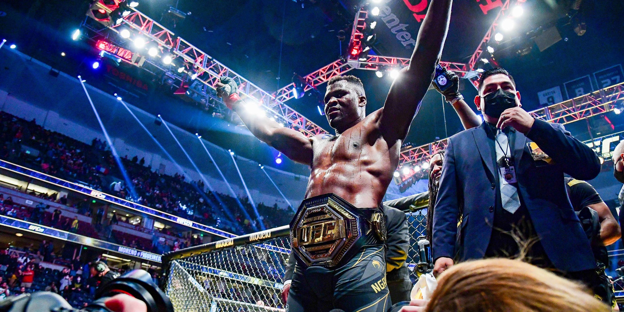 Francis Ngannou conservant sa ceinture de champion des poids lourds de l'UFC après sa victoire contre Gane, le 22 janvier 2023 à Anaheim (Californie)