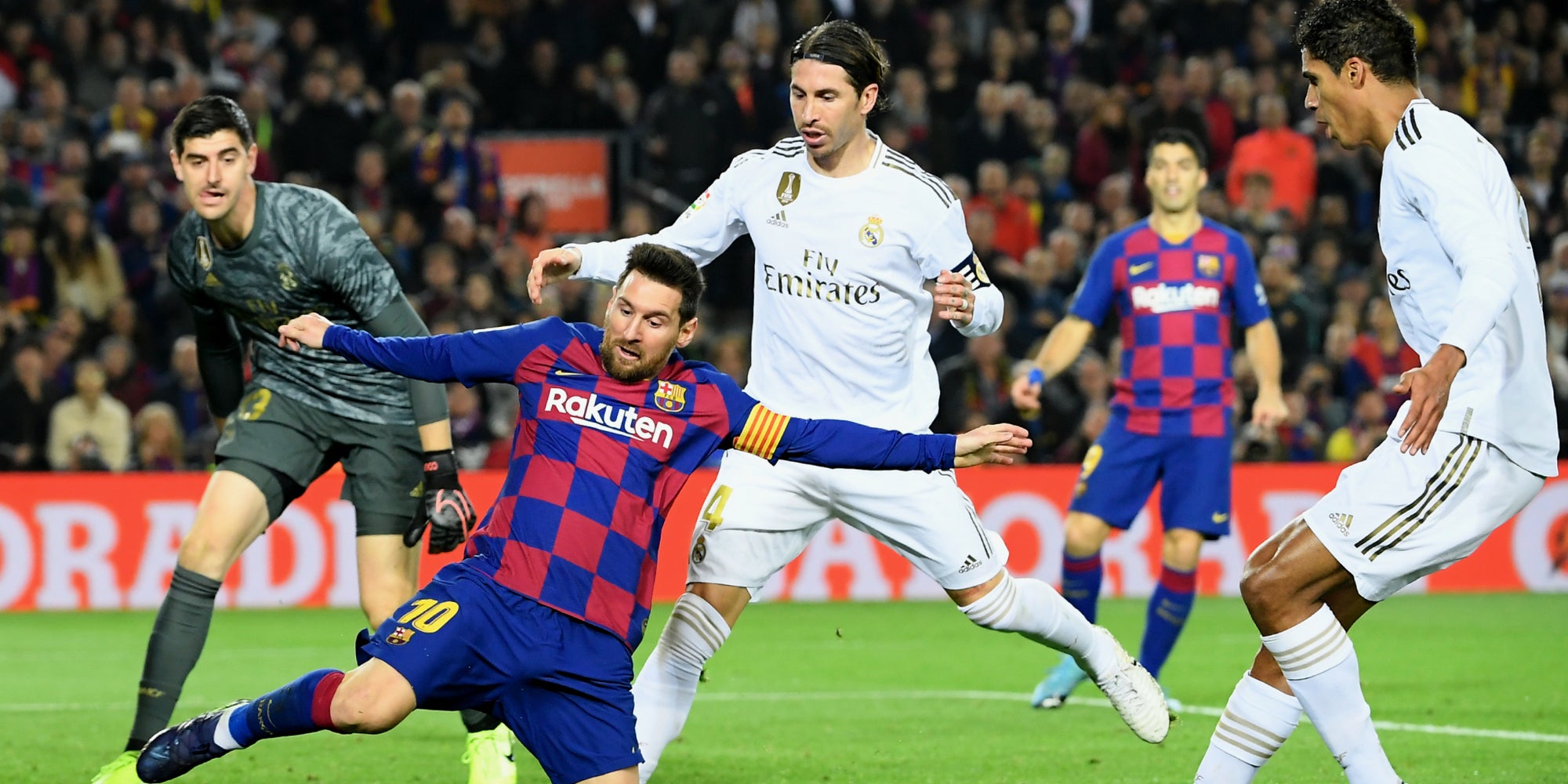 Sergio Ramos et Raphaël Varane face à Lionel Messi lors du Clasico Barcelone - Real Madrid, au Camp Nou, le 18 décembre 2019.