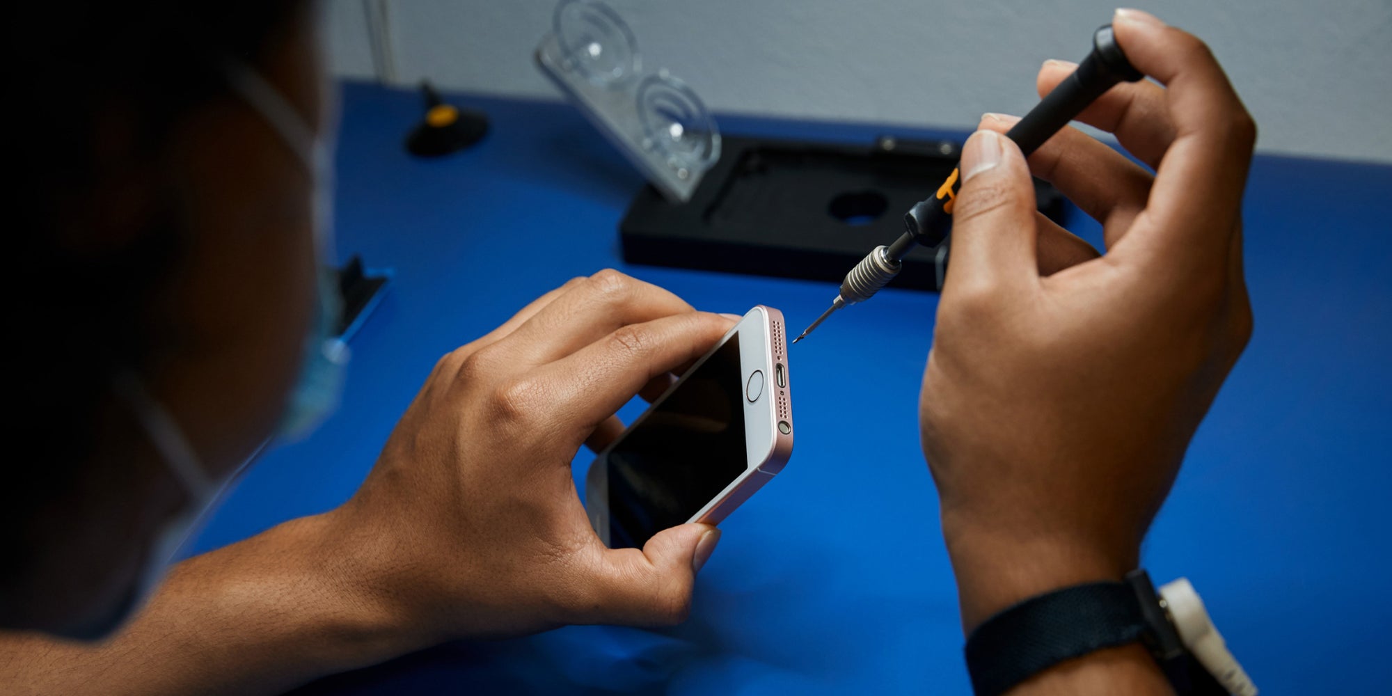 En plus des 5 000 centres de services agréés Apple et plus de 2 800 ateliers indépendants, les clients aussi peuvent devenir réparateurs d'iPhone !