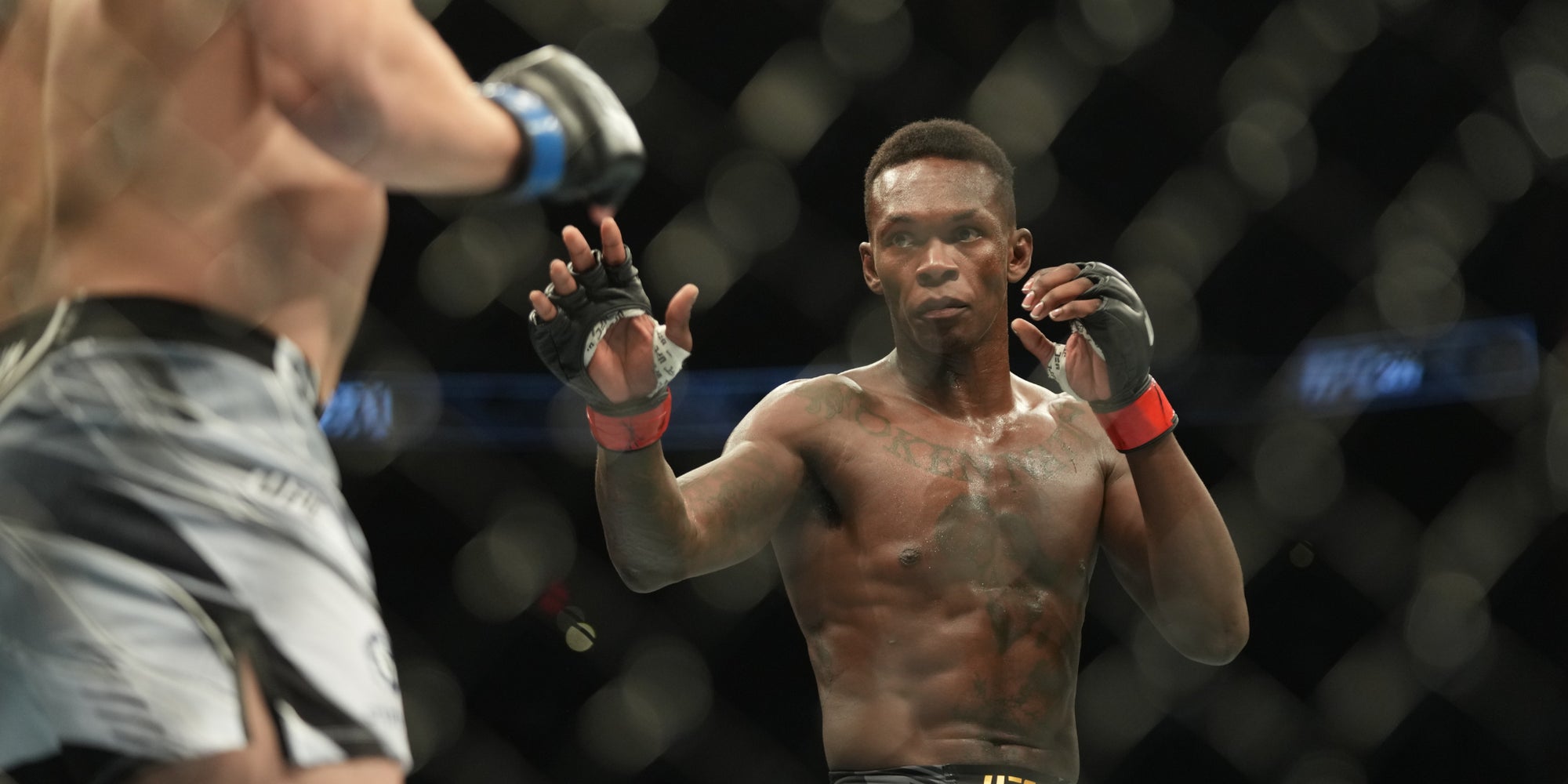 Israel Adesanya lors de son deuxième combat face à Robert Whittaker, le 12 février 2022 au Toyota Center de Houston (Texas).