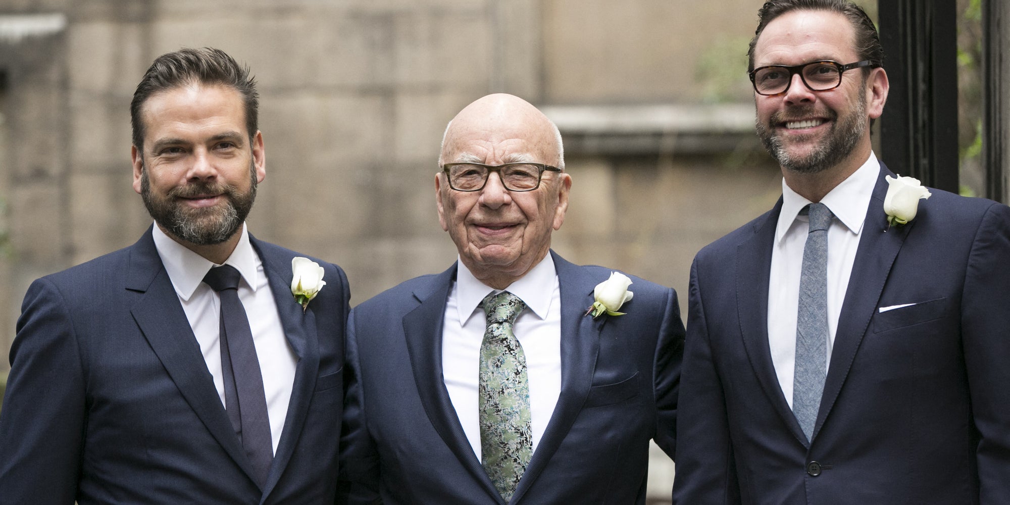 Rupert Murdoch à l’église St Bride's de Londres, accompagné de ses fils James (à droite) et Lachlan (à gauche), le 5 mars 2016.