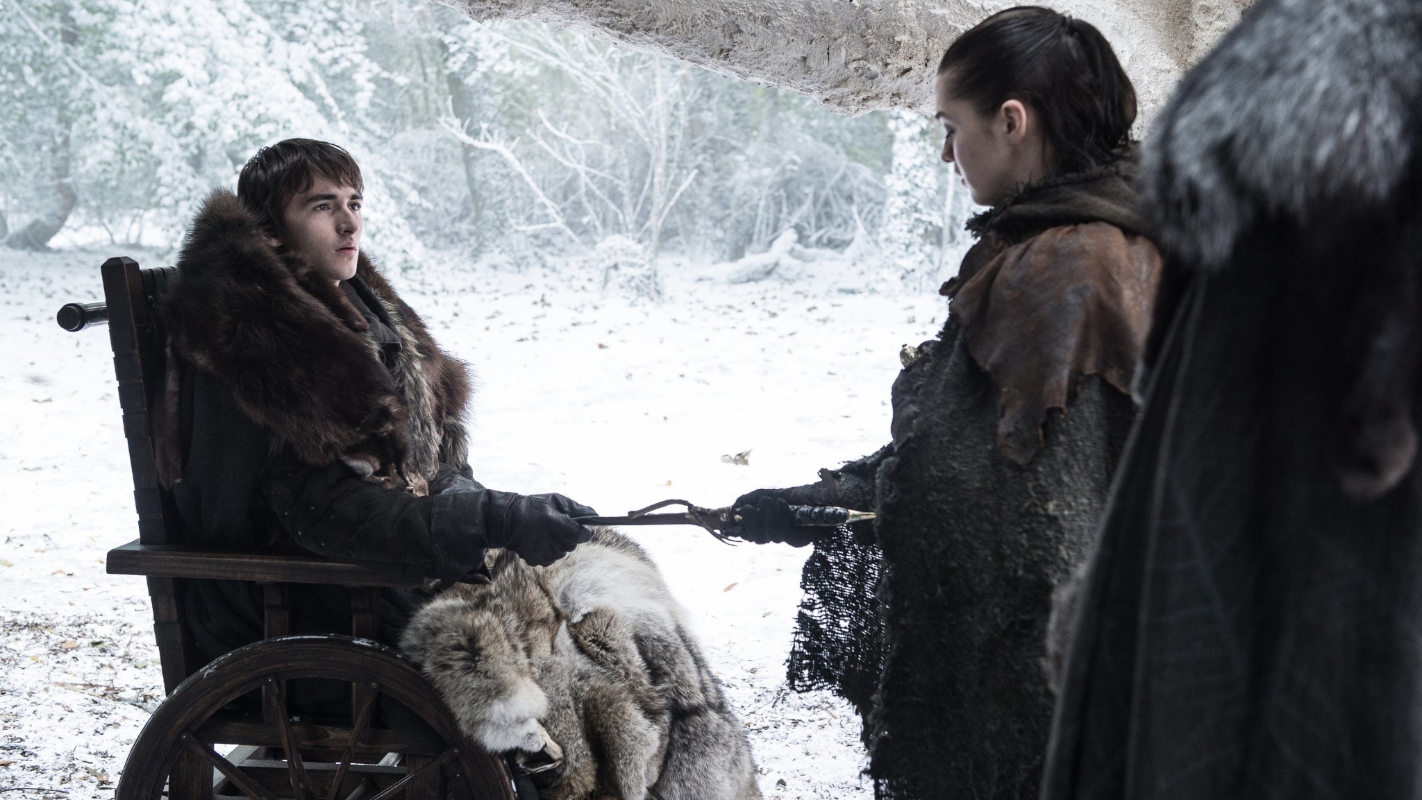 Bran Stark remet à sa soeur, Arya, un poignard en acier valyrien ayant appartenu à Littlefinger.