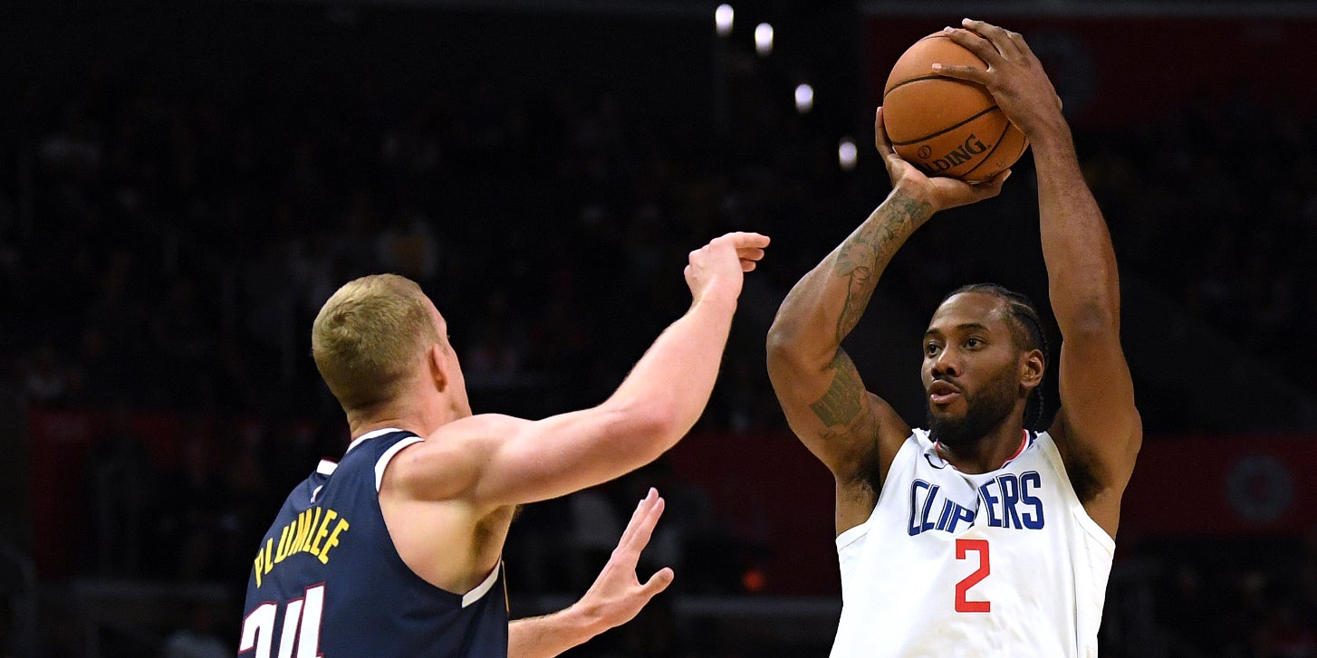 Kawhi Leonard des Clippers, face à Mason Plumlee des Denver Nuggets, en match de présaison à Los Angeles, le 19 octobre 2019.