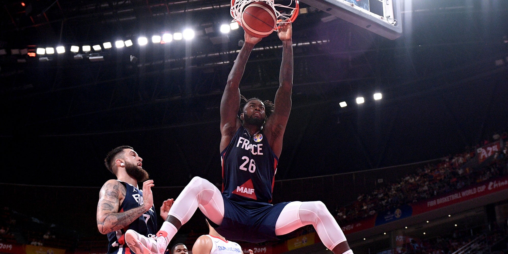 Mathias Lessort en plein dunk face aux joueurs dominicains, lors du dernier match du 1er tour de Coupe du Monde joué à Shenzhen, le 5 septembre 2019.