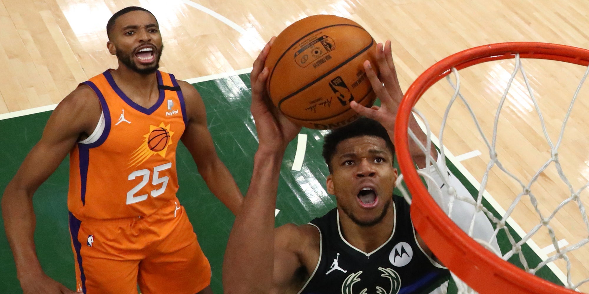 Mikal Bridges des Phoenix Suns, impuissant face à Giannis Antetokounmpo des Milwaukee Bucks, lors du Match 6 des NBA Finals, à Milwaukee, le 20 juillet 2021.