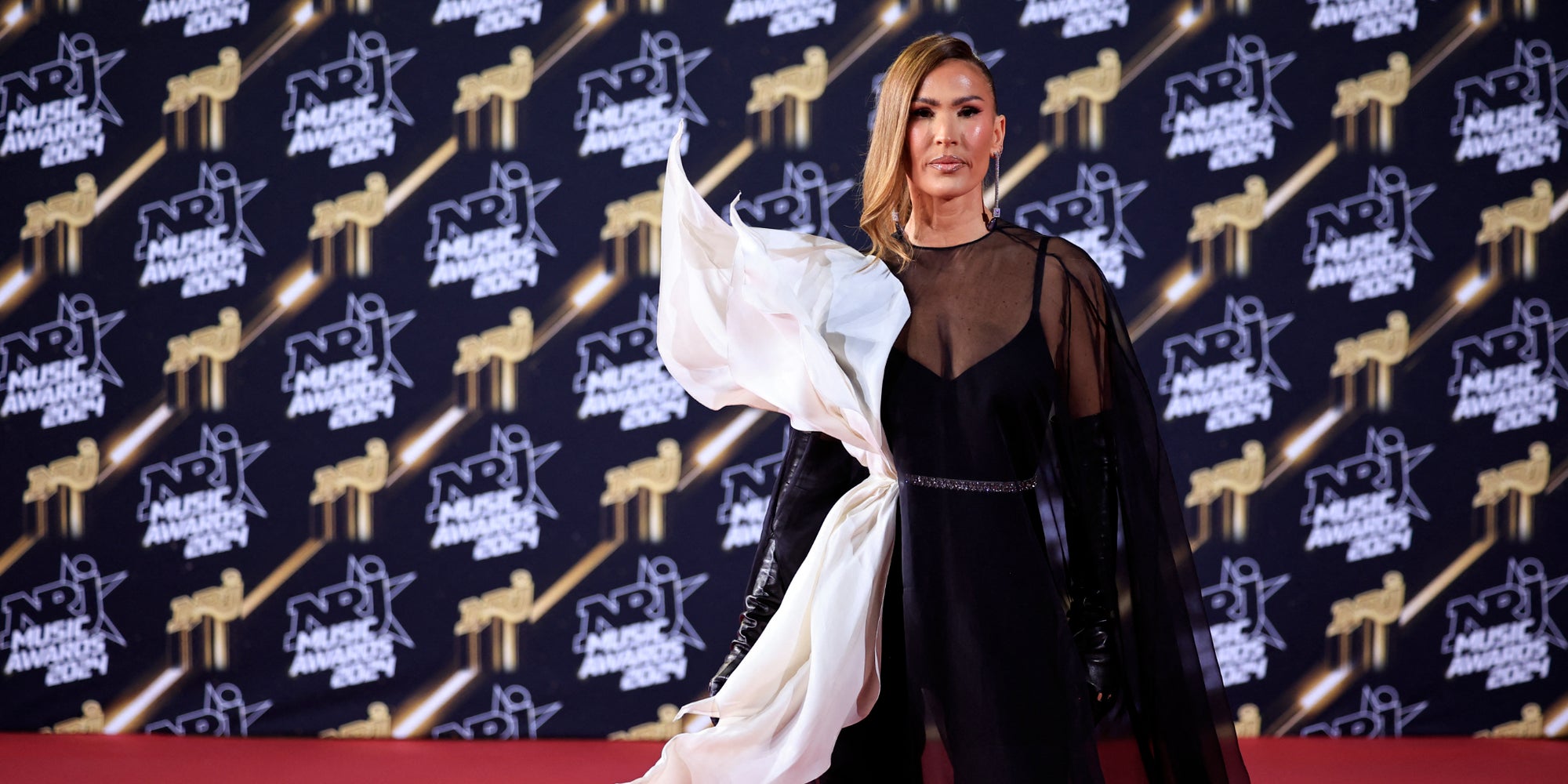 Vitaa posant sur le tapis rouge de la 26e édition des NRJ Music Awards au Palais des Festivals à Cannes, le 1er novembre 2024.